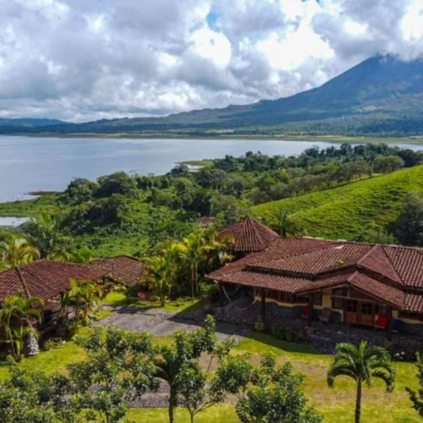 Pie in the Sky 3 Amazing Luxury Home with Lake and Volcano view, hotel sa El Fosforo