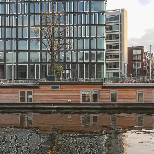 HouseBoat next to AMSTEL, hotel in Amsterdam