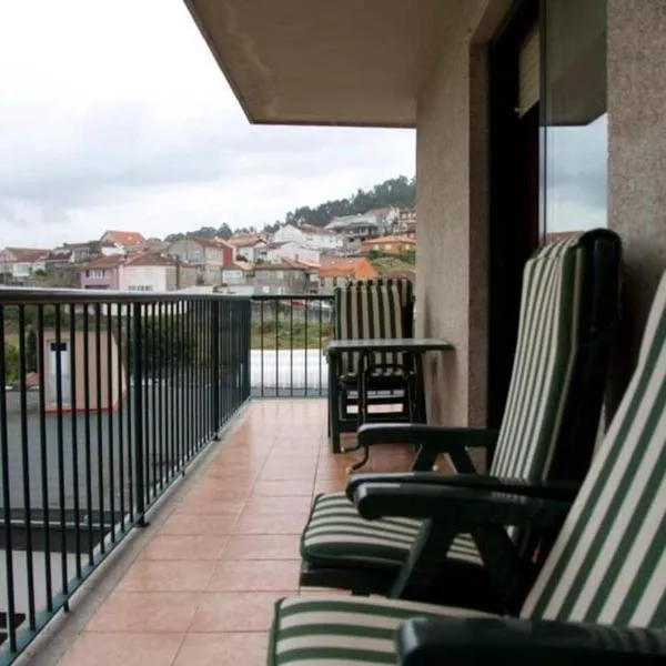 Piso Céntrico con Terraza y Garaje Para Tu Familia, hotel en Baiona