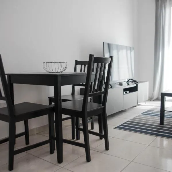 Renovated one bedroom apartment in Paphos with pool, хотел в Paphos