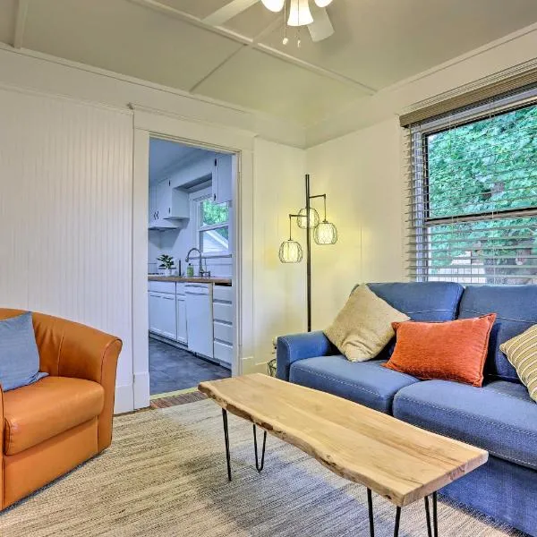 Pet-Friendly Baker City Escape with Private Yard!, hotel v destinaci Baker City