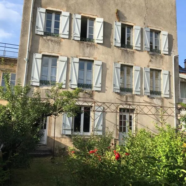 Grands Gîtes de charme avec jardin, lieu calme et paisible en plein coeur d'Arbois, linge inclu, lits faits à l'arrivée et ménage en fin de séjour, хотел в Арбоа