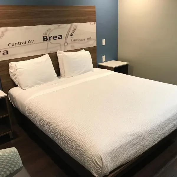 Hyland Motel Brea، فندق في بري