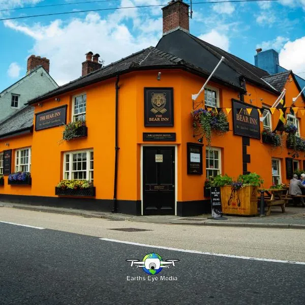 The Bear Inn, hotel in Llansadwrn