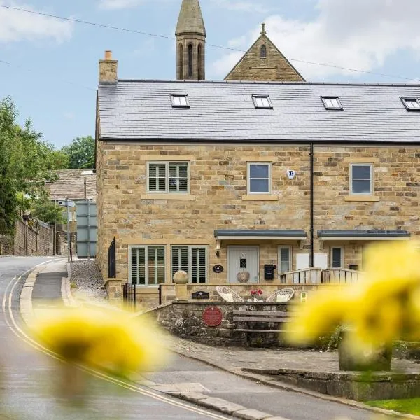 Hilltop Snug cosy family home in bustling town of Pateley Bridge in the Yorkshire Dales - Book the combination of rooms and bathrooms you need 1-4 Bedrooms, 2 Bathrooms, hotel in Pateley Bridge