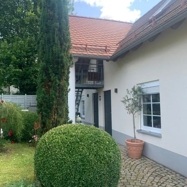 Bezaubernde Ferienwohnung mit Rosengarten, hotel v destinaci Waldershof
