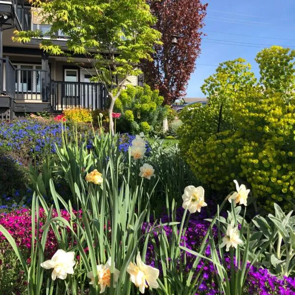 Lovely J Home -Stunning river view cozy two bedroom private suite, hotel in New Westminster