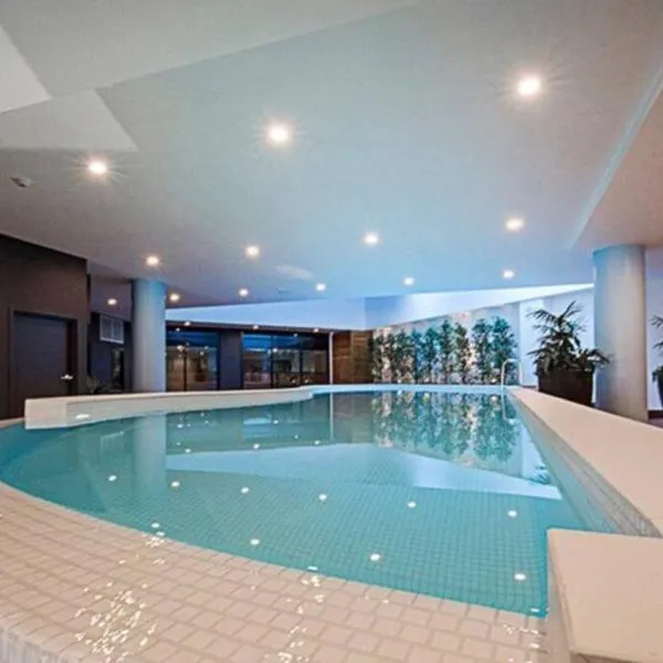 Luxe 2BR Executive Apartment Kingston Pool Parking WiFi BBQ Wine, hotel in Kingston 