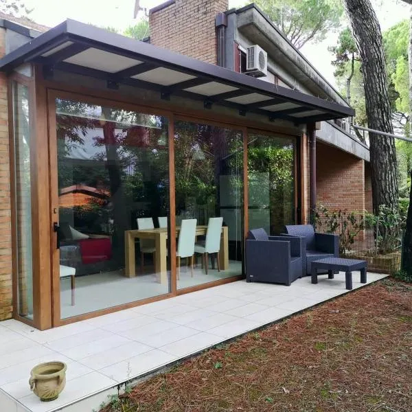 Villa a schiera raffinata con giardino, hotel in Lignano Sabbiadoro