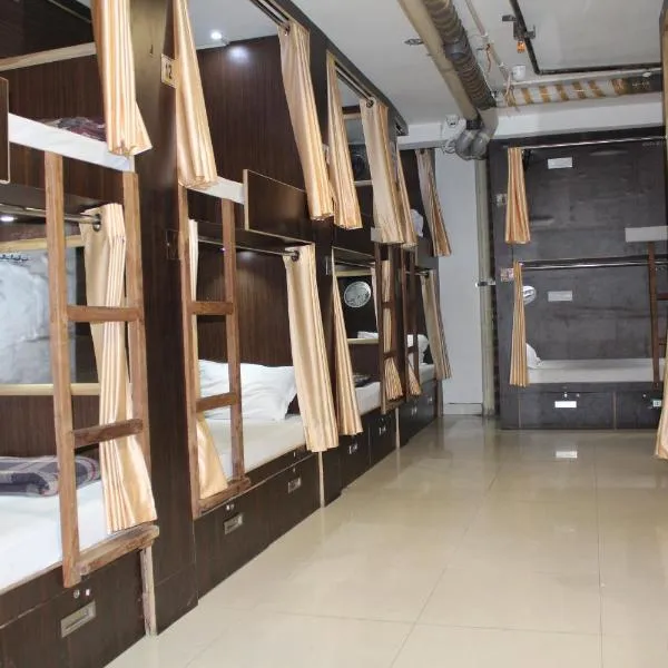 PARADISE AC DORMITORY, hotel v destinaci Bareilly
