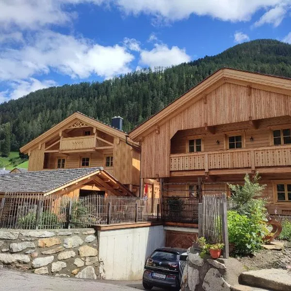 Schlosswirt Chalets & Apartments, Hotel in Großkirchheim