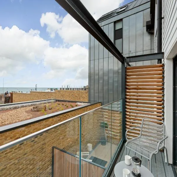 Home with sea views next to the beach!, hotel in Kent