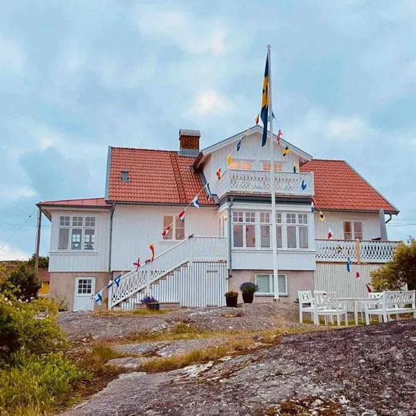 Fin lägenhet i vårt hus med uteplats på Käringön, hotel in Hälleviksstrand