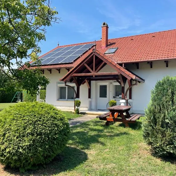 Frankie Holiday Apartment III., hotel in Balatongyörök