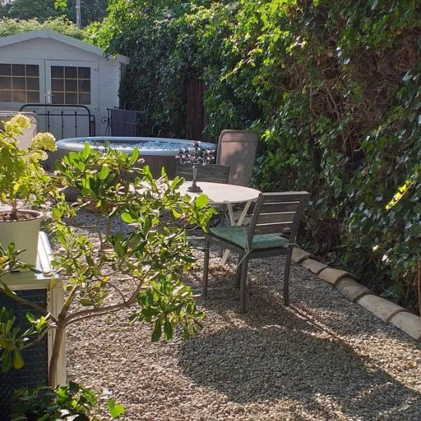 LE PETIT JARDIN ..., hotel v destinaci LʼIsle-sur-la-Sorgue