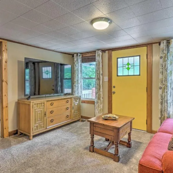Near Hiking and Dining Dtwn Sylva Cottage!, hotel v destinaci Sylva