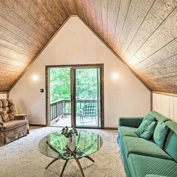 Charming Roan Mtn Cabin Across from Creek!, hotel in Roan Mountain