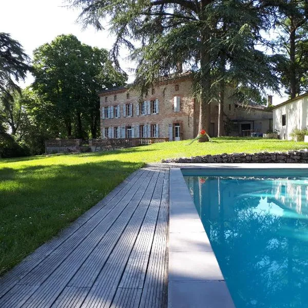 Le Jardin Des Cèdres, hotel in Ambres