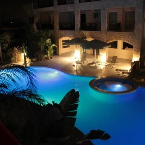 104 Excellent 2 bed apartment with pool view, AC & gym!, hotel v destinaci Perivolia