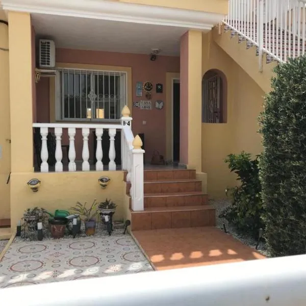 Amazing Villamartin House Sleeps 6 with Pool, hotel v destinaci Villacosta