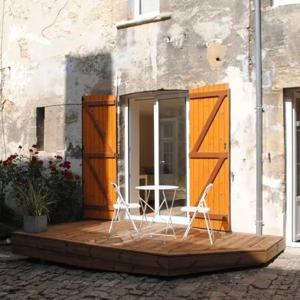 Appartement dans bâtiment du 18ème siècle, hotel in Aunou-le-Faucon