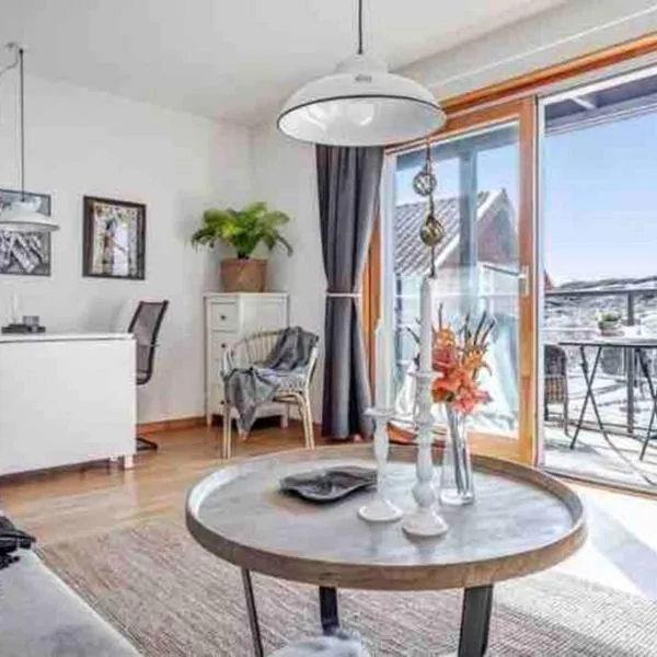 Mycket fin lägenhet med solig balkong centralt på Käringön möjlighet till privat parkeringsplats, hotel v destinaci Käringön
