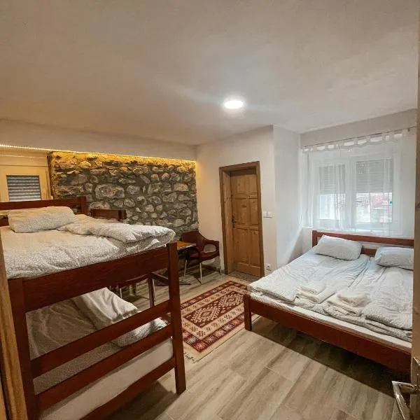 Riverside Guesthouse & Sauna, hotel v destinaci Vusanje