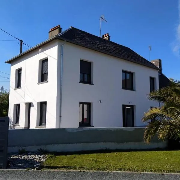 Maison de 2 à 8 personnes 5 chambres, hotel in Portbail