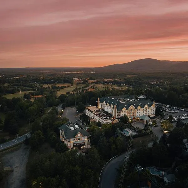 Hotel Chateau Bromont, hotel di Shefford