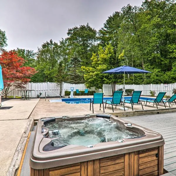 Game Room, Pool and Hot Tub Poconos Paradise!, hotel in East Stroudsburg