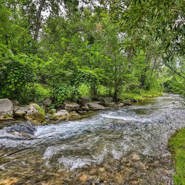 Central Creekfront Spearfish Apt by City Park, hotel in Spearfish