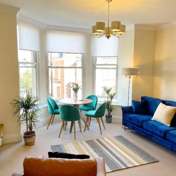 Stylish apartment with free parking, lift & views, khách sạn ở Scarborough