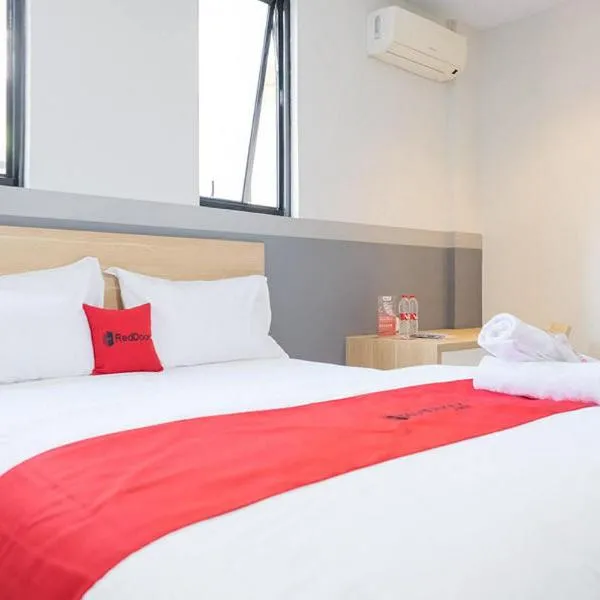 RedDoorz Plus near Taman Anggrek Mall, hotel en Yakarta