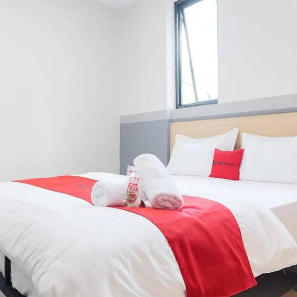 RedDoorz Plus near Taman Anggrek Mall, khách sạn ở Jakarta