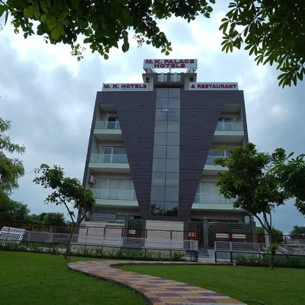 M K HOTEL AND RESTAURANT、Jhājharのホテル