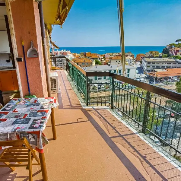 Luminoso appartamento vacanze vista mare in centro – hotel w mieście Celle Ligure