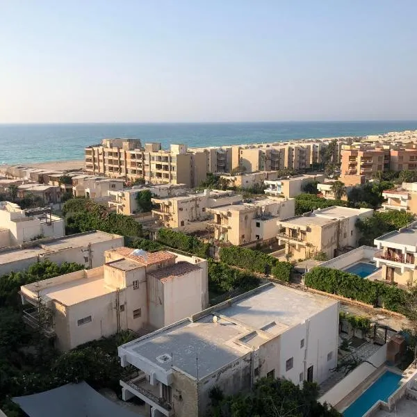 AC, Wi-Fi Panorama View Shahrazad Beach Apartment, hotel in El-Shaikh Mabrouk