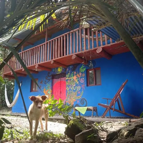 Eco Albergue Azul، فندق في Cuispes