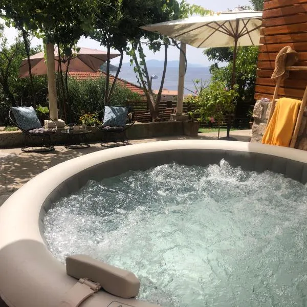 SECRET PARADISE-Holiday home with hot tub and BBQ, hotel v destinaci Lopud Island