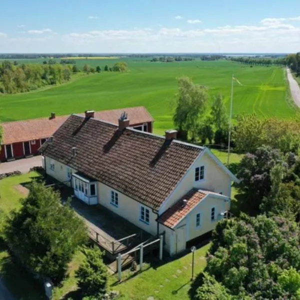 Stubbegården - Unique swedish style with fireplace, hotel v destinaci Vadstena