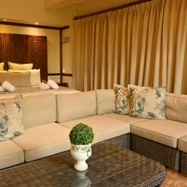 LUXURY EN-SUITE ROOM WITH LOUNGE @ 4 STAR GUEST HOUSE，位于米德尔堡的酒店