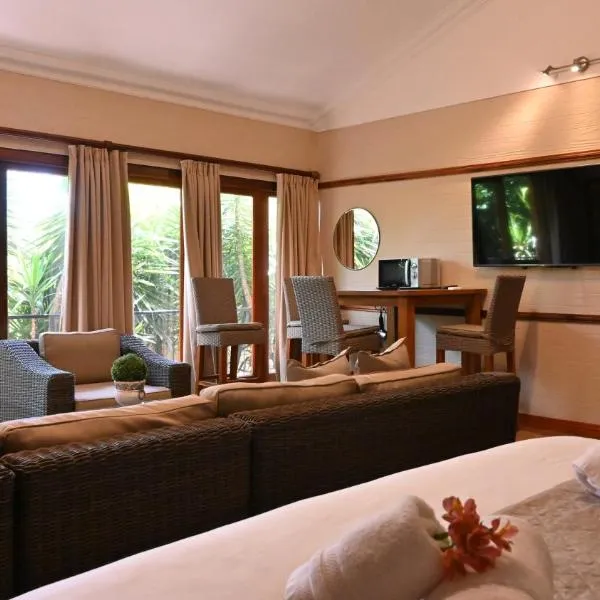 LUXURY EN-SUITE ROOM WITH LOUNGE @ 4 STAR GUEST HOUSE، فندق في ميدلبرغ