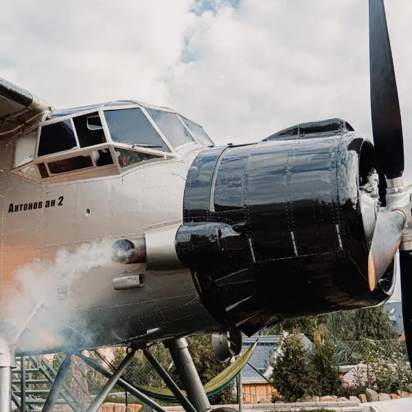 Antonov im Garten – Flugzeug-Ferienwohnung、Altendorfのホテル