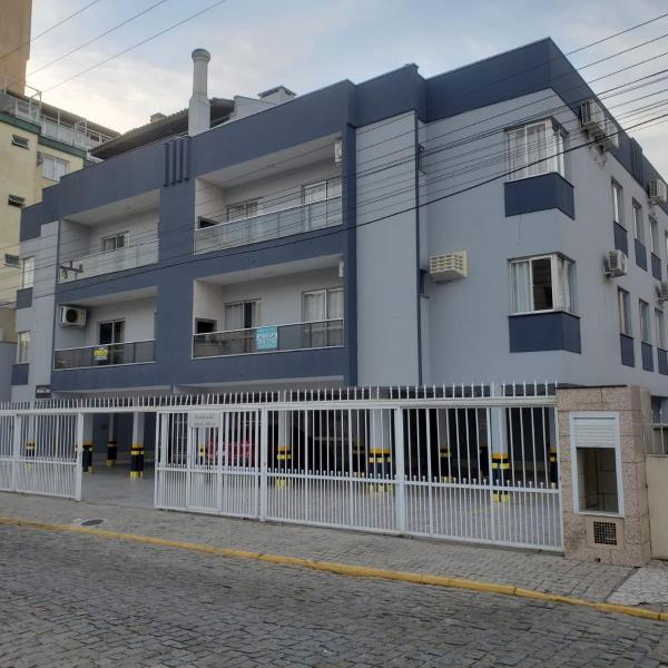 Apto 2 quartos no centro de Bombinhas, 130 metros praia