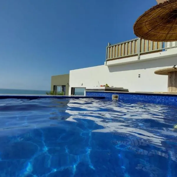Maison de plage avec piscine et vue sur mer, hôtel à Cheninat