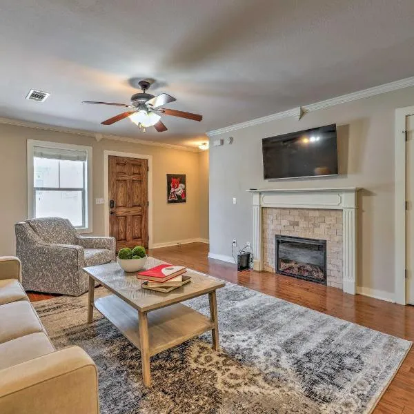 Charming Springdale Townhome about 5 Mi to Dtwn!, hotel in Springdale