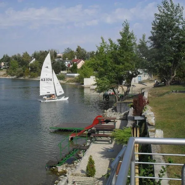 Apartman s balkónom, hotel v Senci