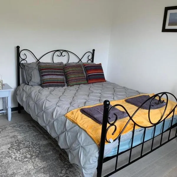 3 Bed House - Sleeps 5 - Pets - Parking - Wifi, hotel in Oldshoremore