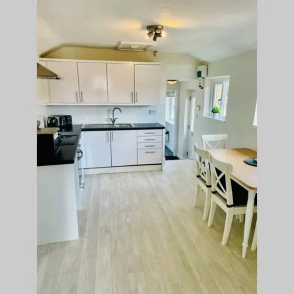 Modern apartment in the heart of the village., hotel v destinaci Baildon