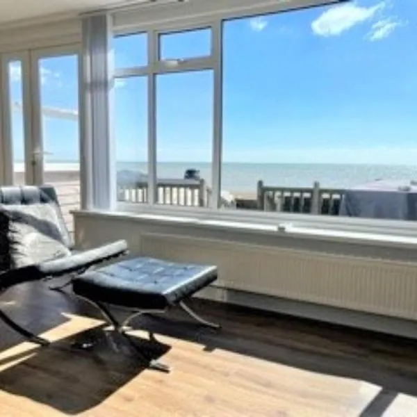 Luxury Beachfront The Cozy Clam, hotel in Pevensey